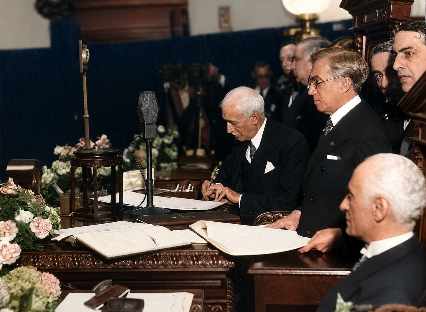 Antônio Carlos assinando a Constituição de 1934