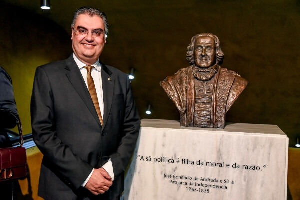 Lafayette de Andrada ao lado do busto de Jos&eacute; Bonif&aacute;cio