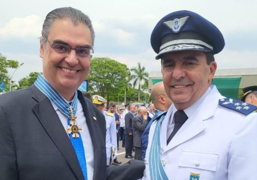 Lafayette de Andrada condecorado com a Medalha do Mérito Aeronáutico