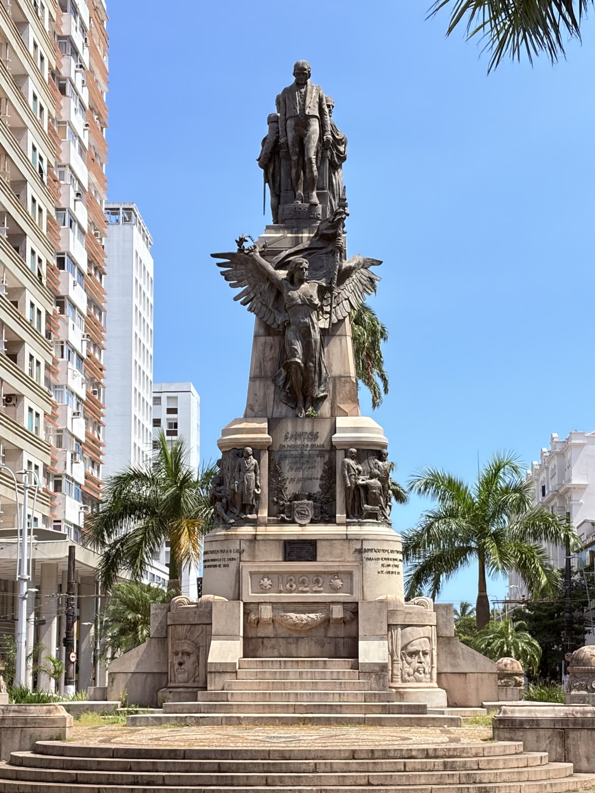 Detalhe da estátua dos três irmãos Andrada